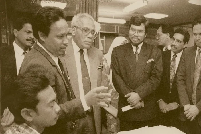 Kaji program komputer